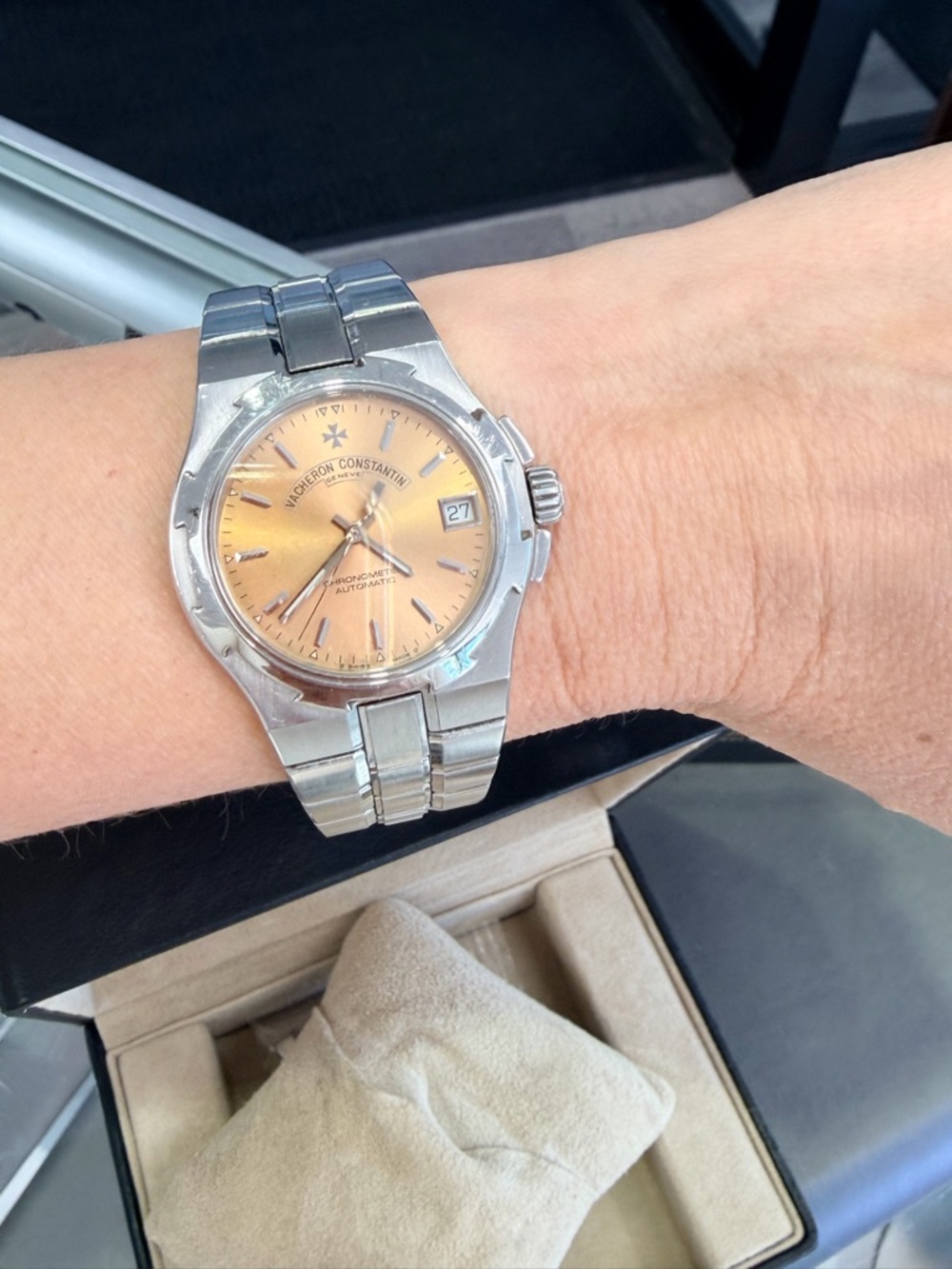 Vacheron Constantin Overseas 35mm Salmon Dial Steel Watch
Classic timepiece